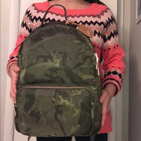 ❌ SOLD ❌ NWT Tommy Hilfiger Camo Backpack - Picture 8 of 8